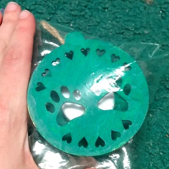 Light up green ornament with paws - Picture 1 of 1